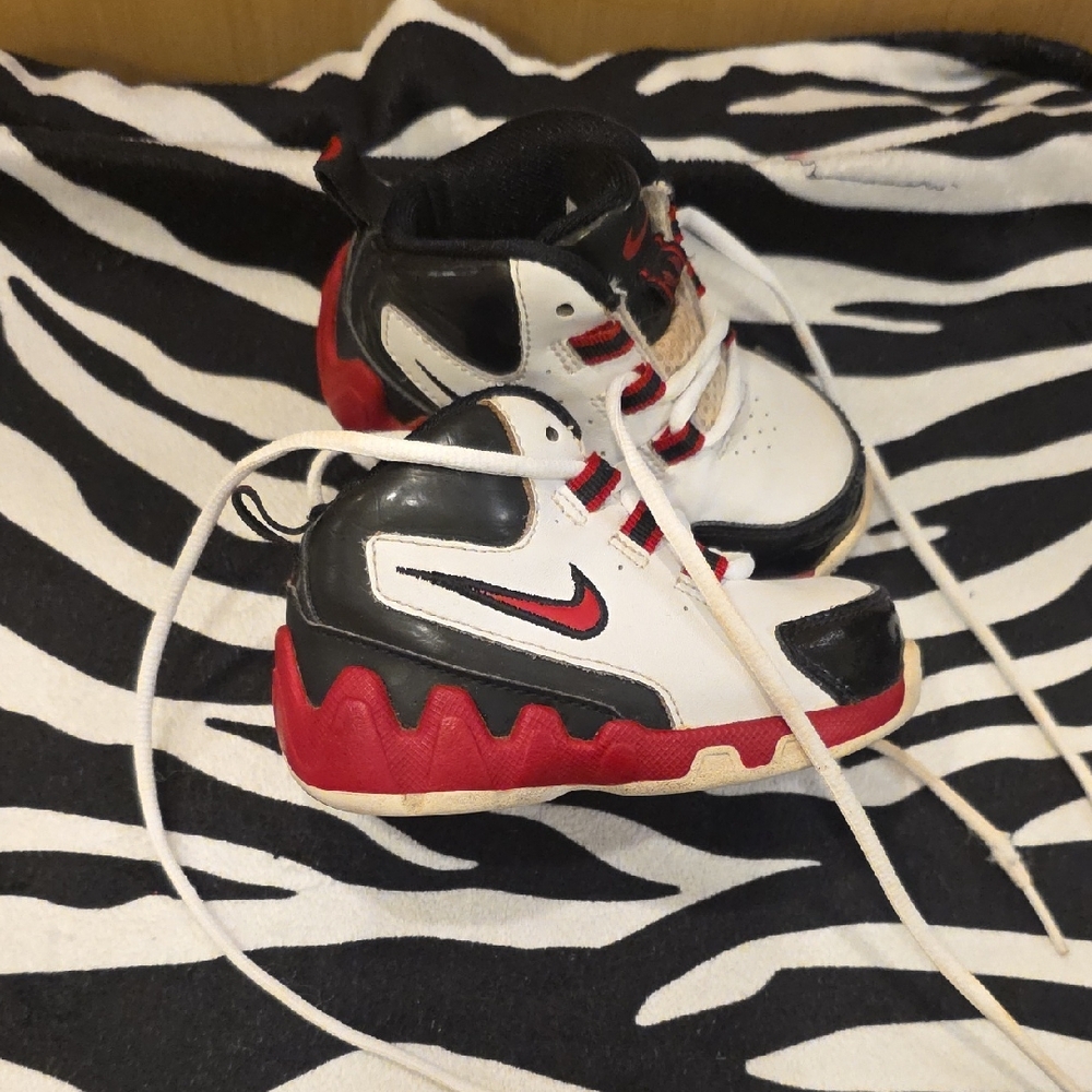 Nike Kids Black and Red Sneakers
